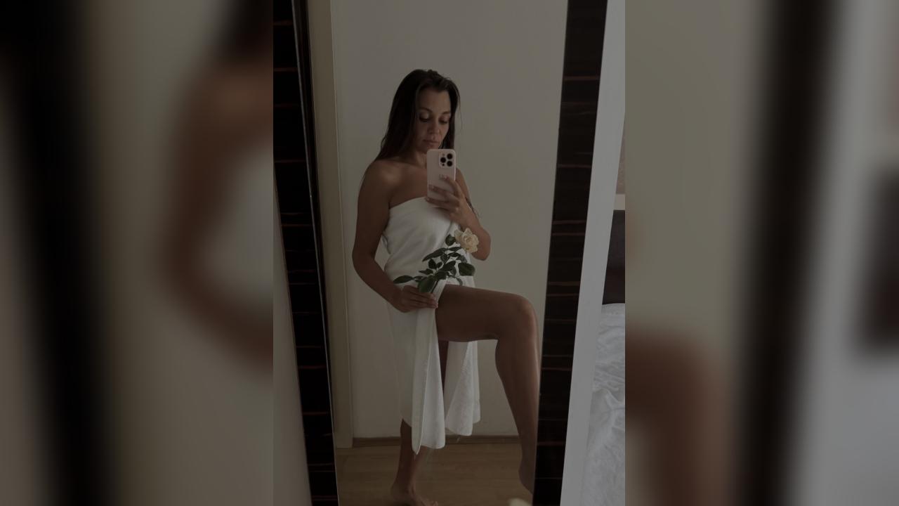Webcam chat profile for VioletStorm: Outfits