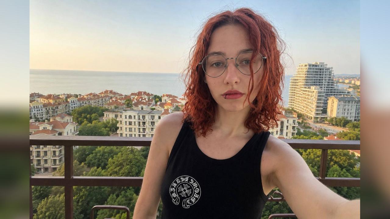 Webcam chat profile for GingerFox: Kissing