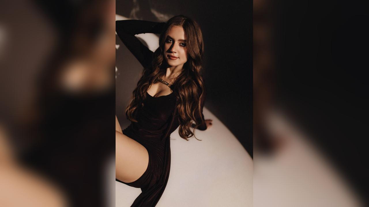 Webcam chat profile for FoxlunaXX: Bondage & discipline