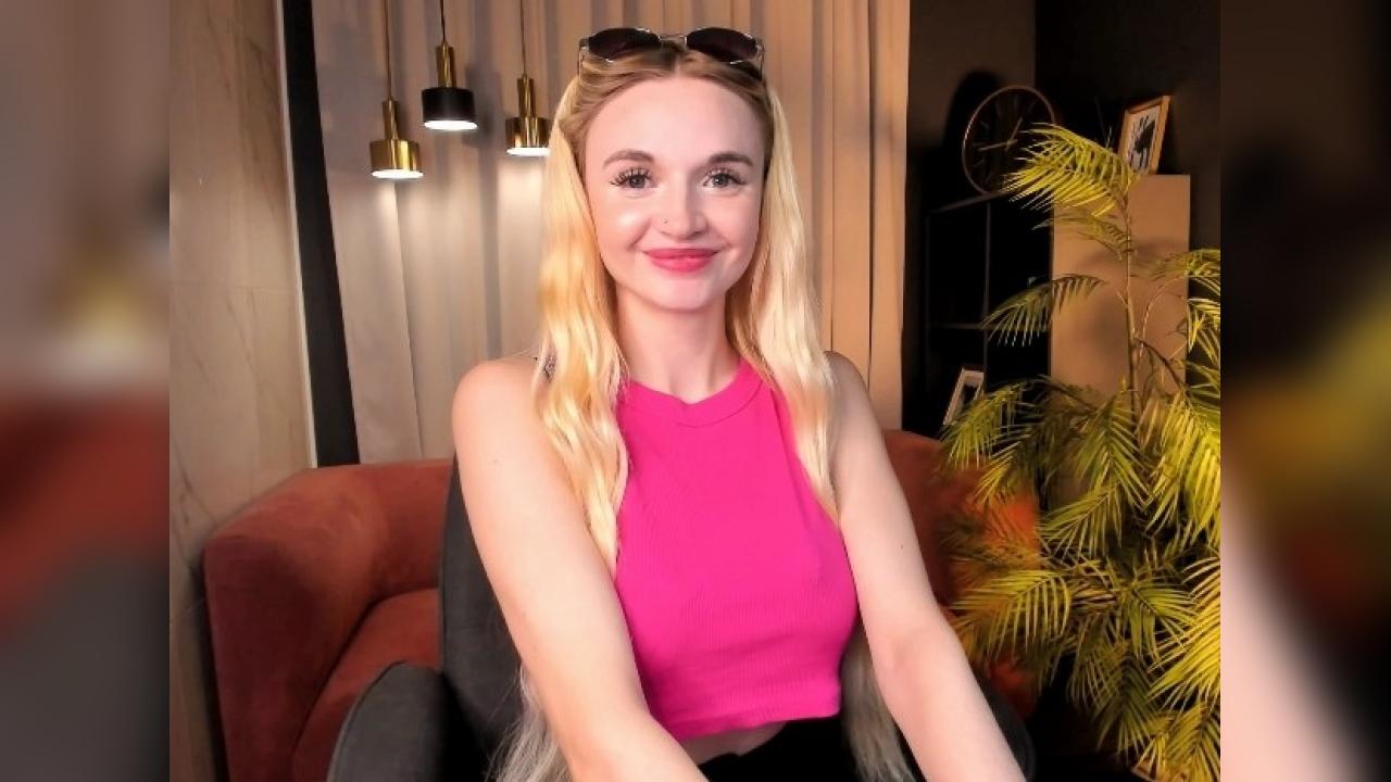 Webcam chat profile for MilaLux: Legs, feet & shoes