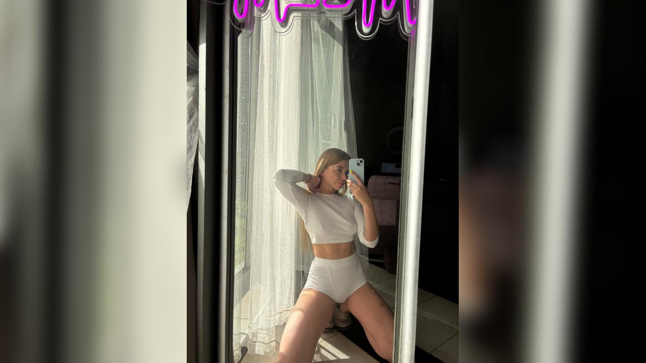 Webcam chat profile for CarrieBradshaww: Legs, feet & shoes