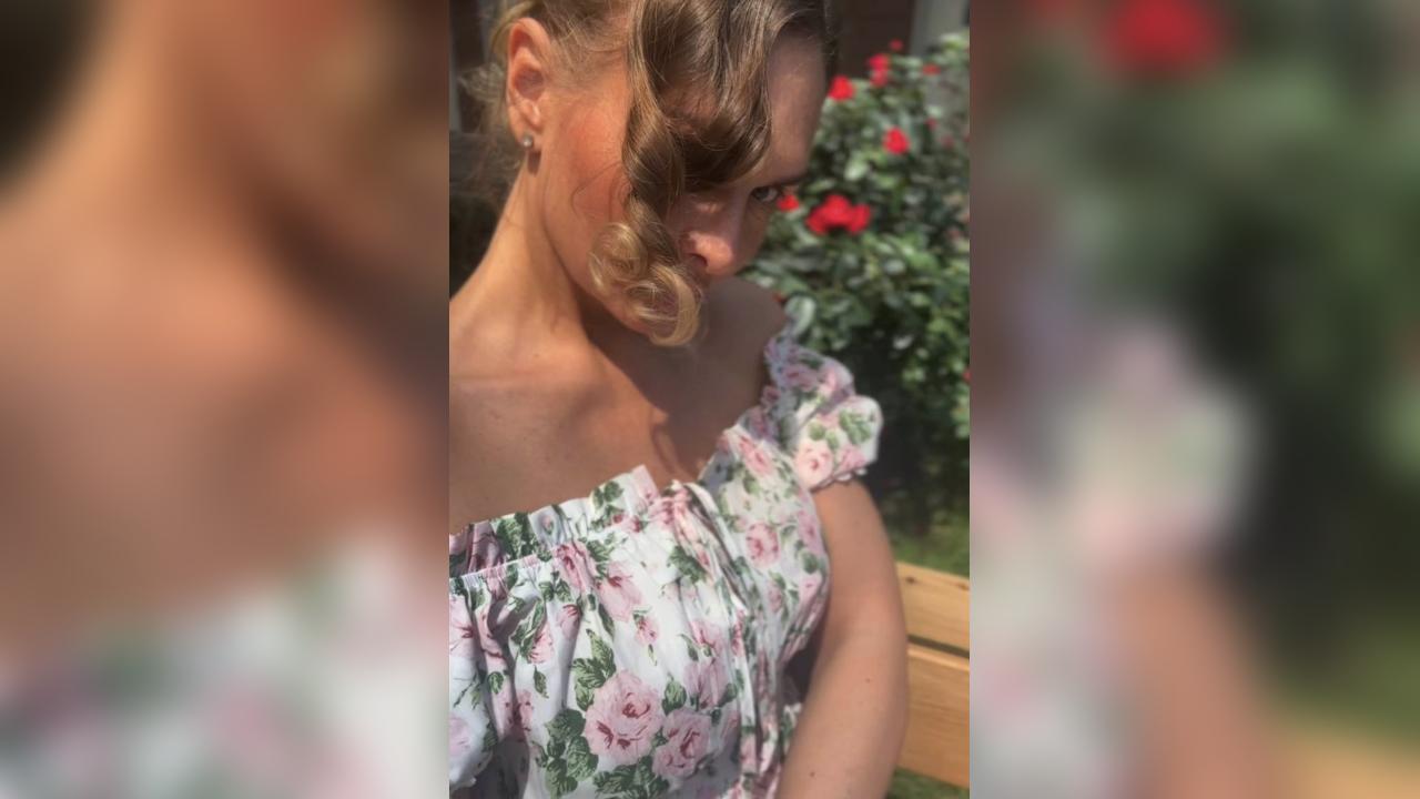 Webcam chat profile for WonderfulWoman: Smoking