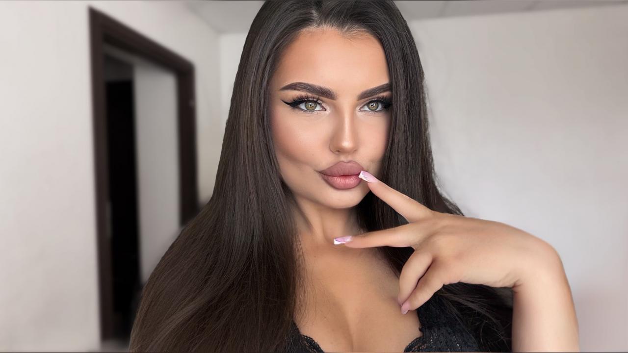 Webcam chat profile for BrunetteMuse: Dancing