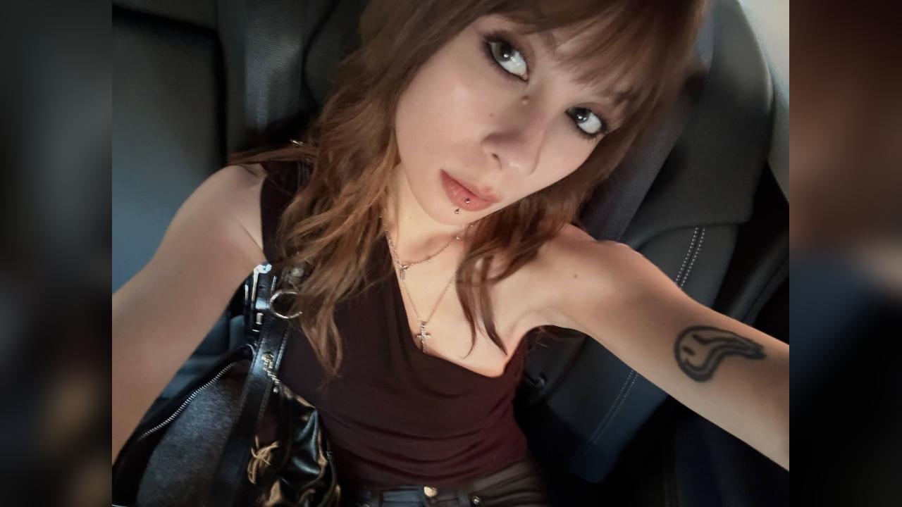 Webcam chat profile for TwoMood: Piercings & tattoos