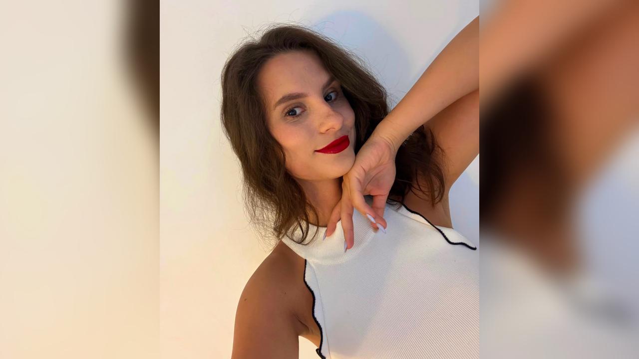 Webcam chat profile for MiaPrestigo: Dancing