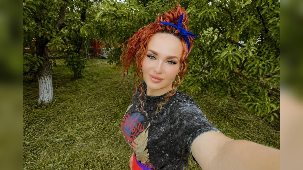 Webcam chat profile for YourMiraa: Cooking
