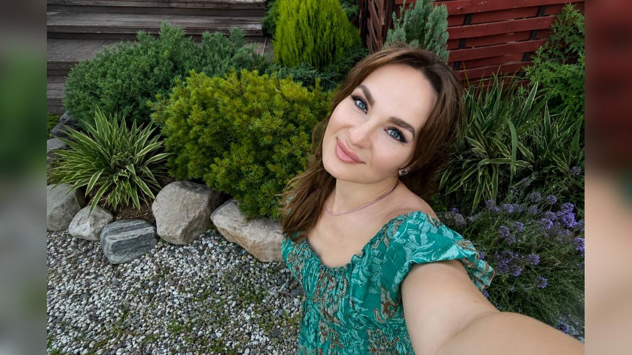 Webcam chat profile for YourMiraa: Cooking