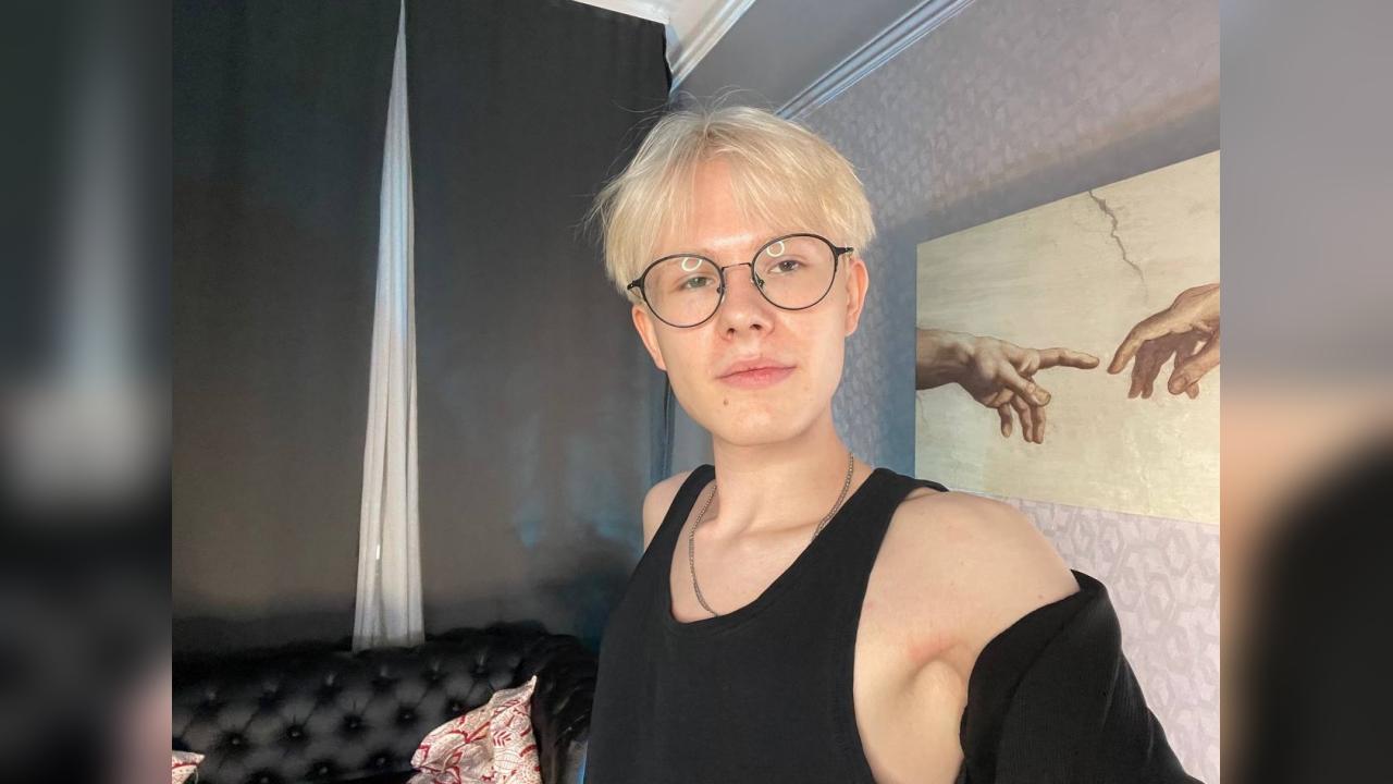 Webcam chat profile for LiamBlair: Nipple play