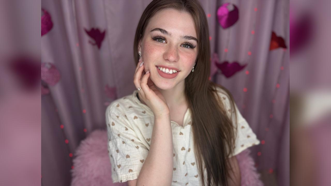 Webcam chat profile for KellyKissX: Legs, feet & shoes