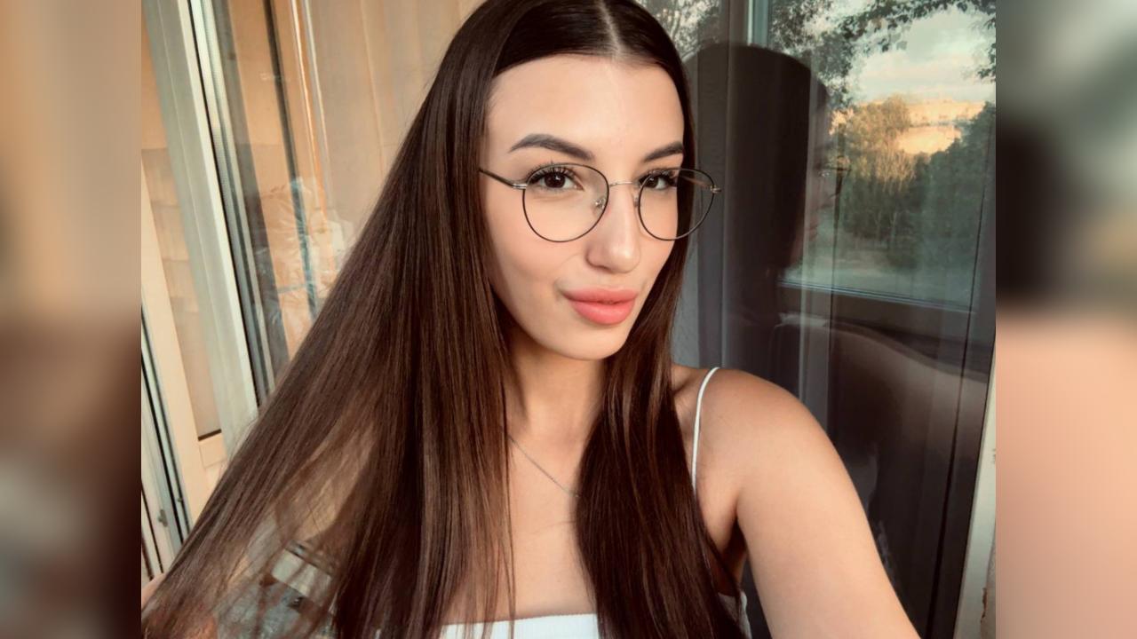 Webcam chat profile for Kaira: Ask about my Hobbies