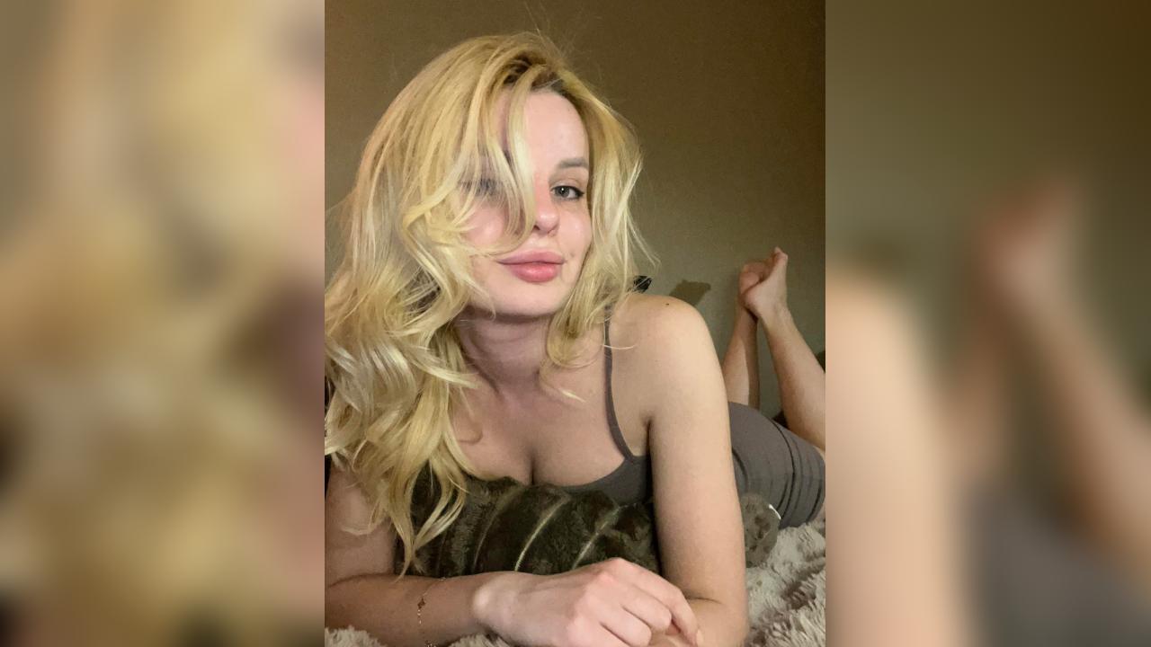 Webcam chat profile for happyblond: Travel