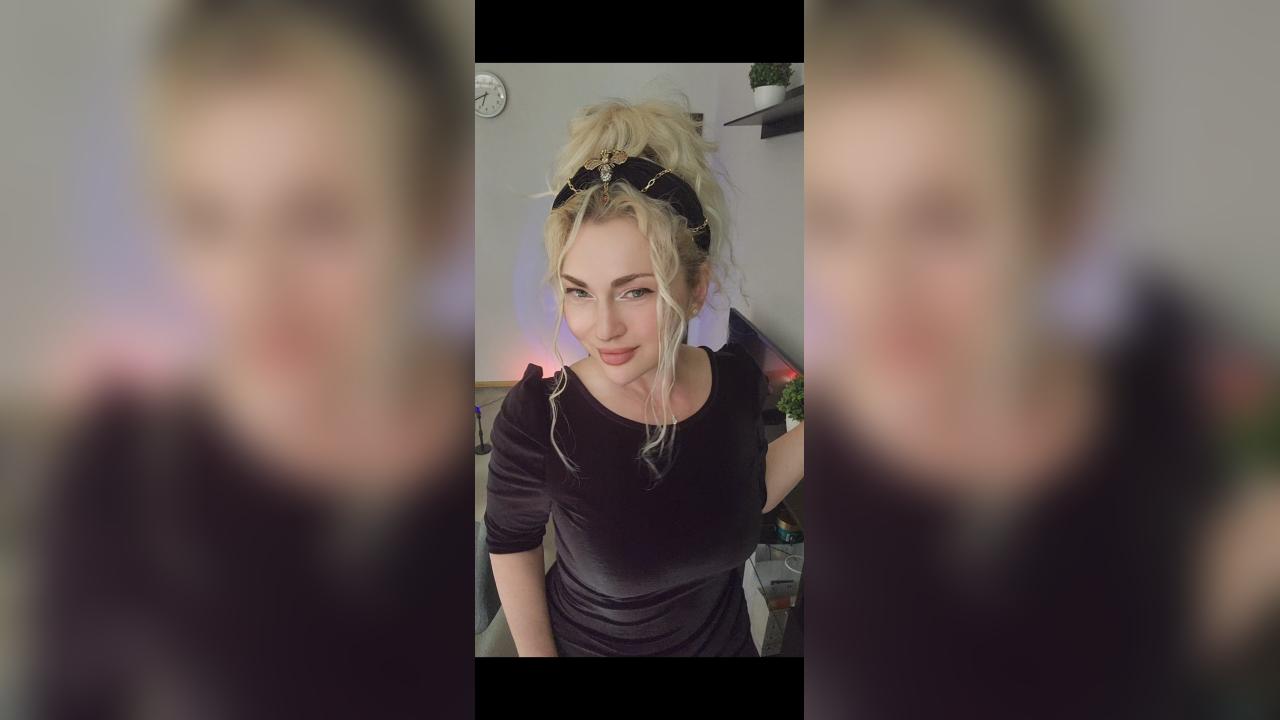 Webcam chat profile for VickyLuxe: Latex & rubber