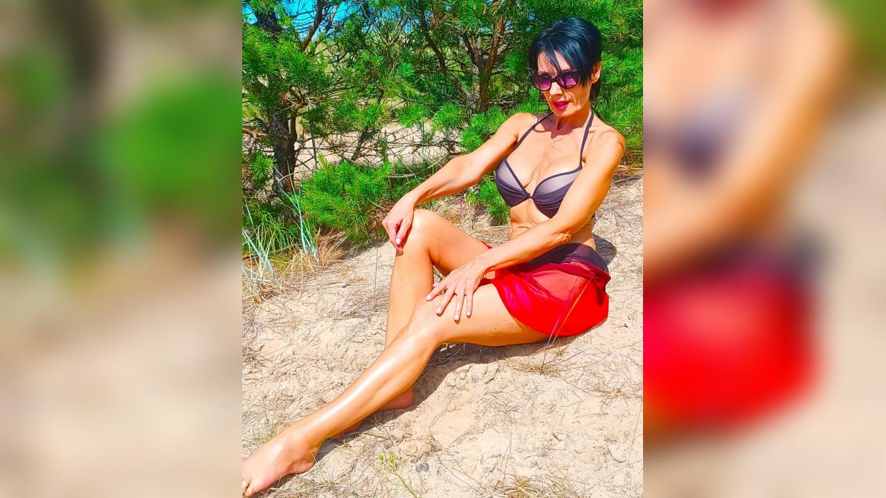 Webcam chat profile for AdorableAnna: Legs, feet & shoes