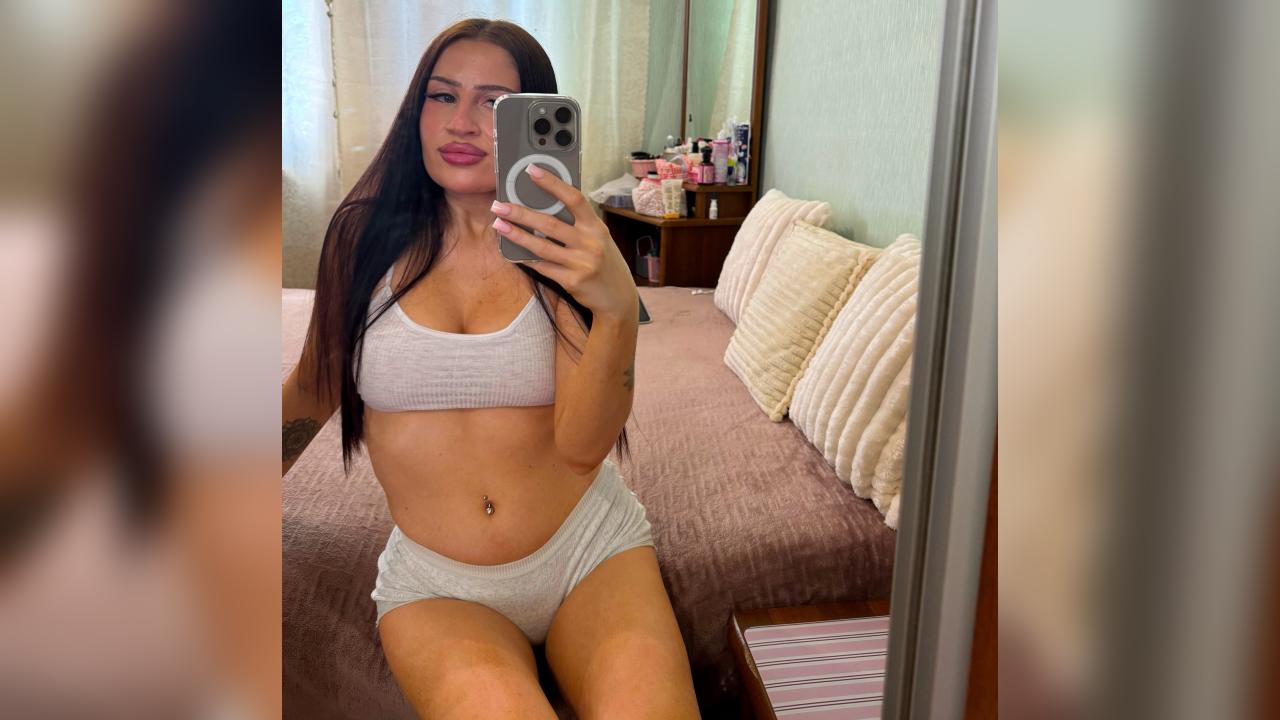 Webcam chat profile for KrisQueen77: Kissing