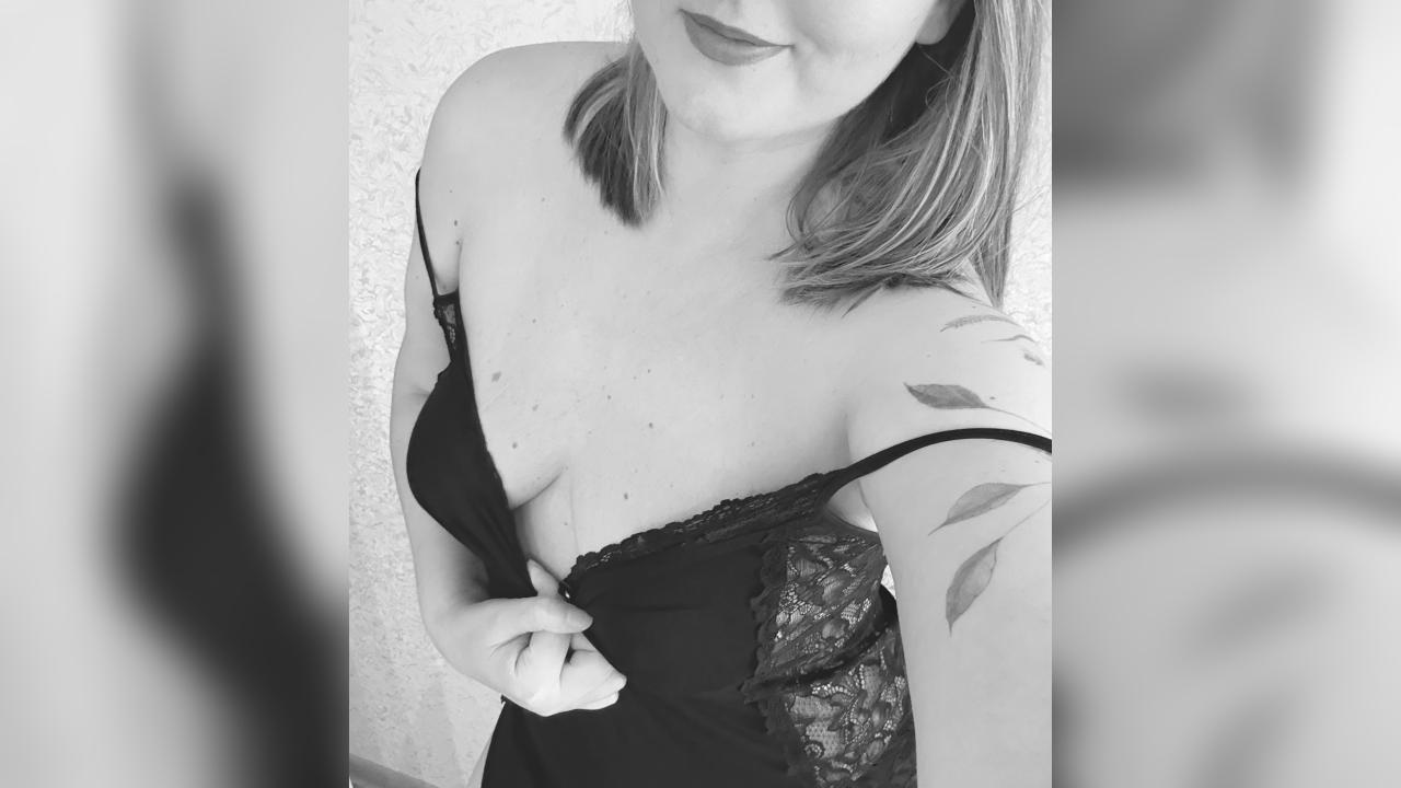 Webcam chat profile for JessicaVibe: Legs, feet & shoes