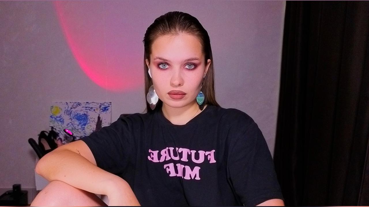 Webcam chat profile for CatherineKaris: Legs, feet & shoes