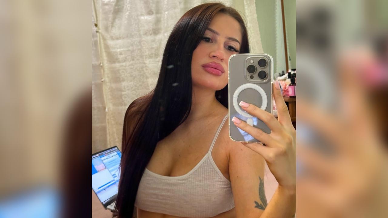 Webcam chat profile for KrisQueen77: Kissing