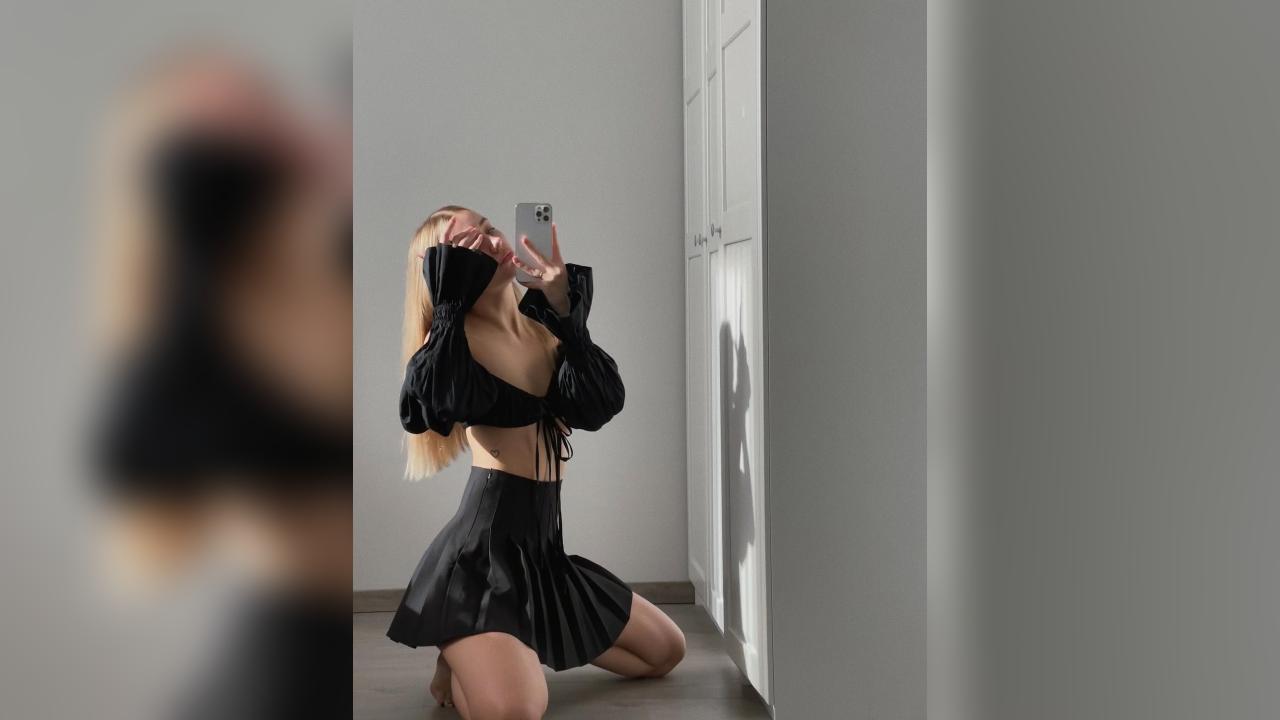 Webcam chat profile for MissVanessa: Glasses