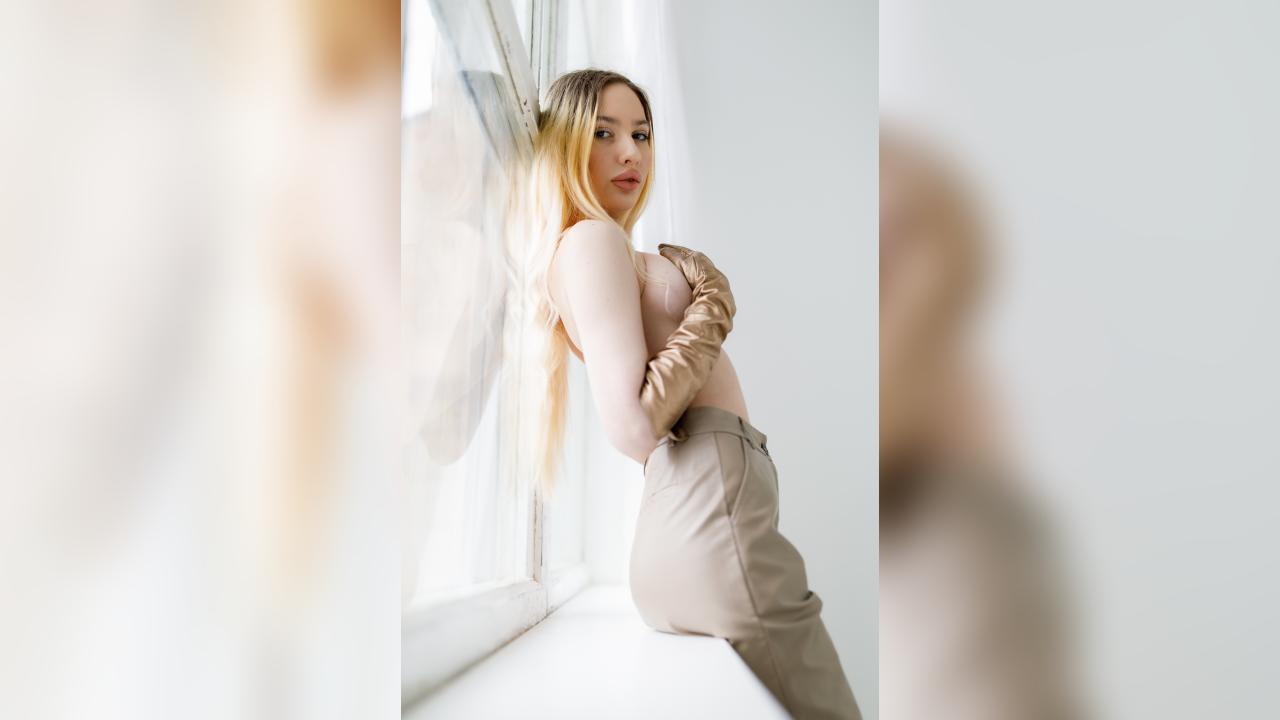 Webcam chat profile for ElzaKomx: Bondage & discipline