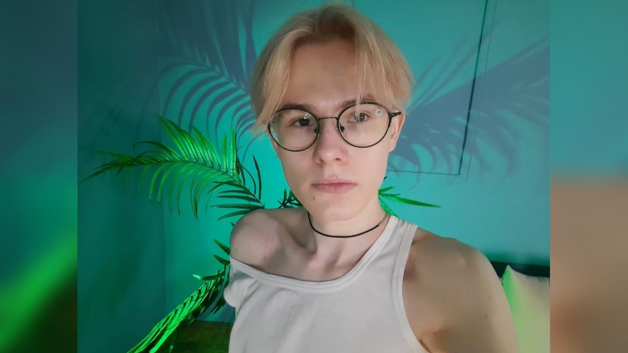 Webcam chat profile for LiamBlair: Nipple play