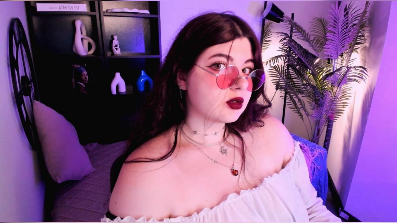 Webcam chat profile for SienaWest: Legs, feet & shoes