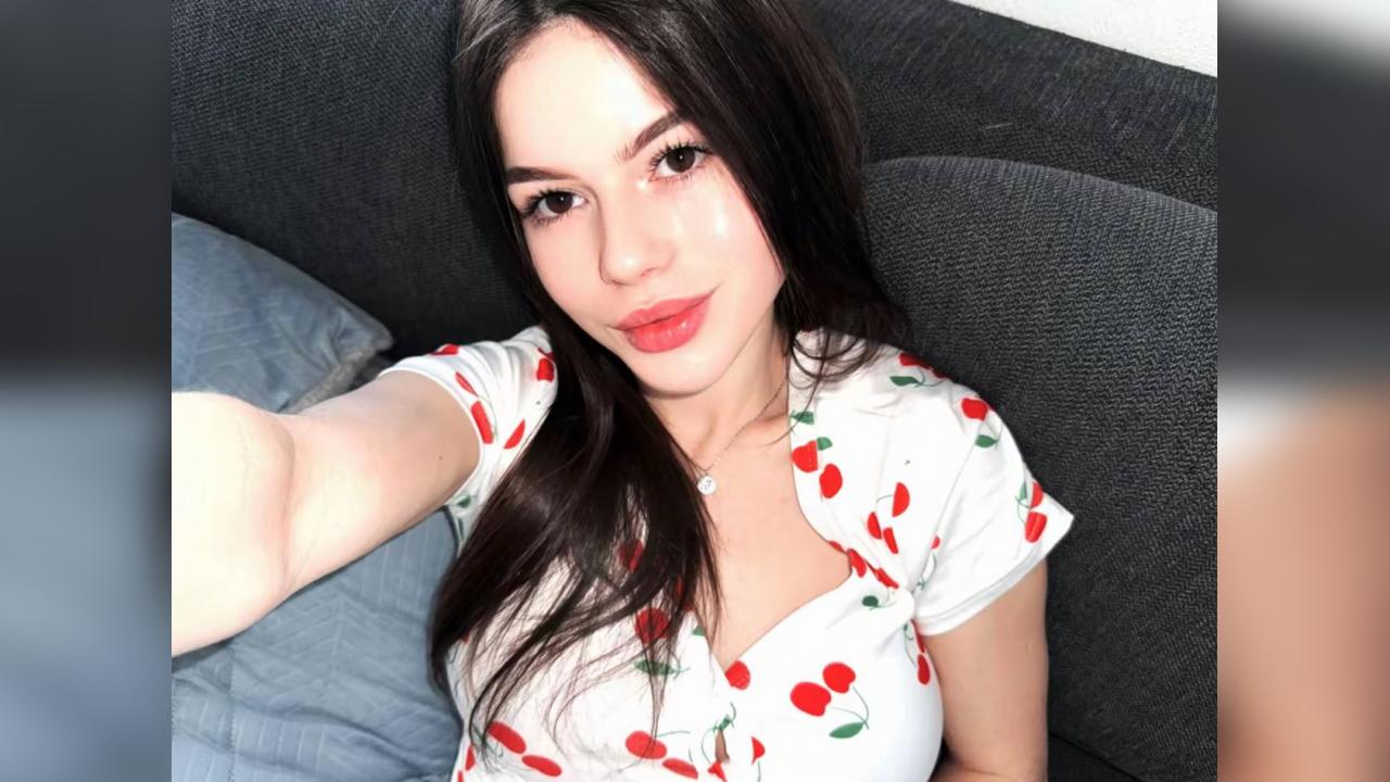 Webcam chat profile for LunaGlossy: Leather