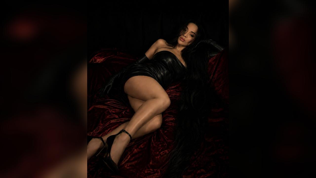 Webcam chat profile for JessieNice: Dominatrix