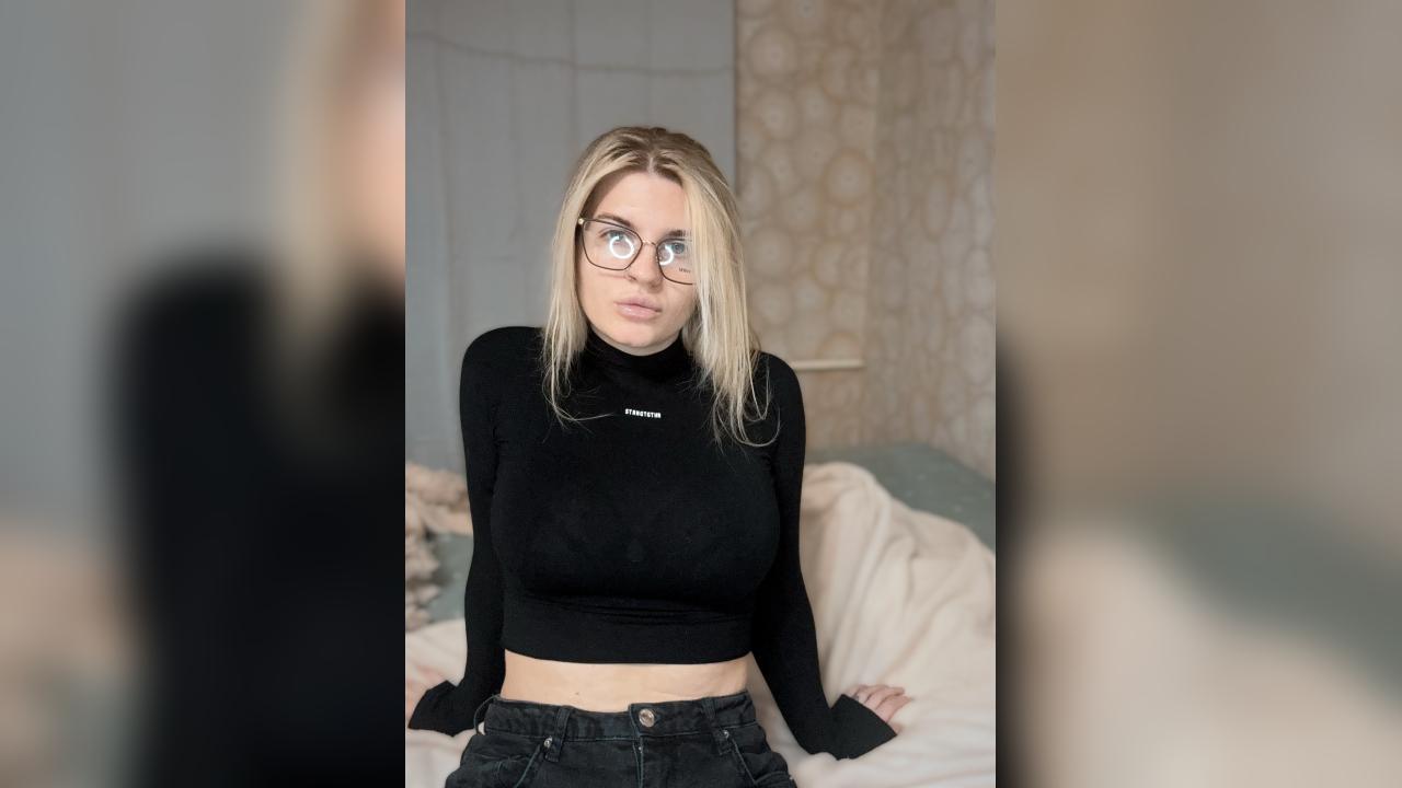 Webcam chat profile for CrystalBlush: Piercings & tattoos