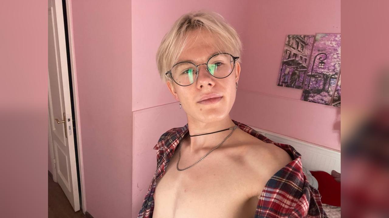 Webcam chat profile for LiamBlair: Nipple play