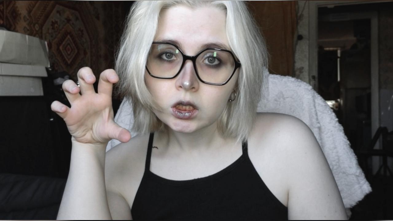 Webcam chat profile for HornyHellen: Leather