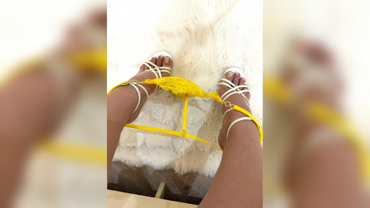 Webcam chat profile for RichBabyDoll: Legs, feet & shoes
