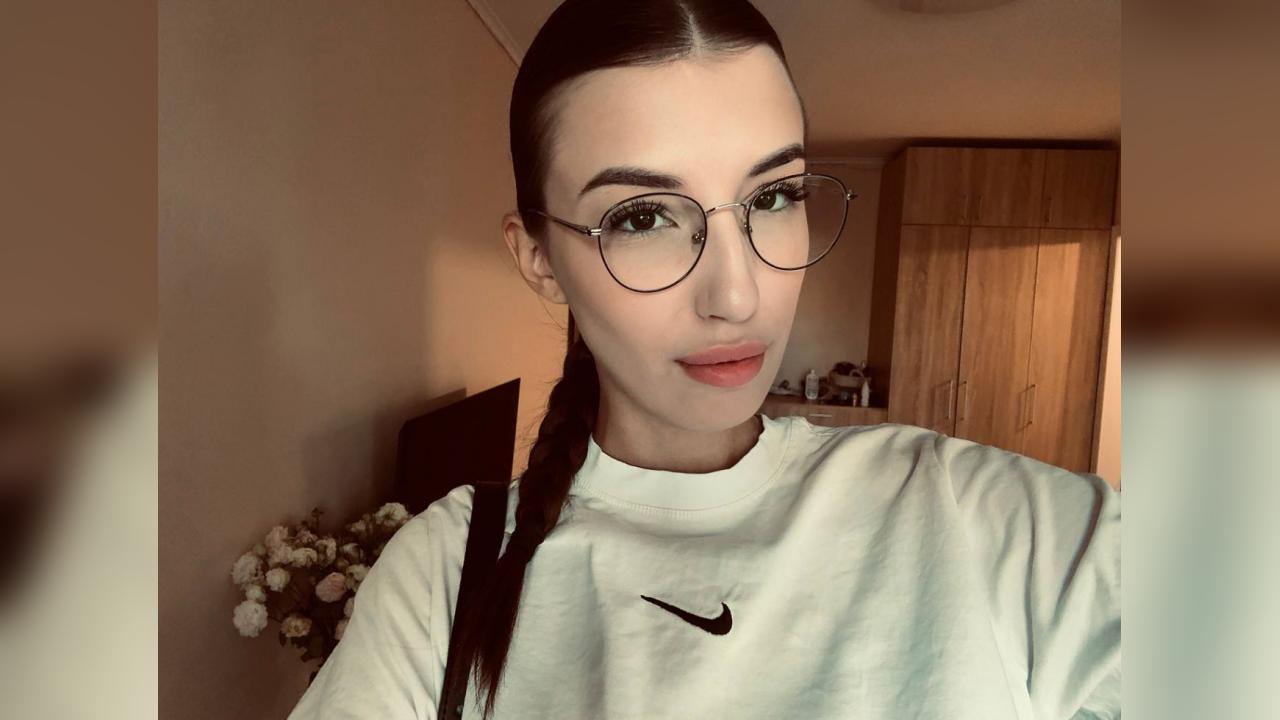 Webcam chat profile for Kaira: Ask about my Hobbies
