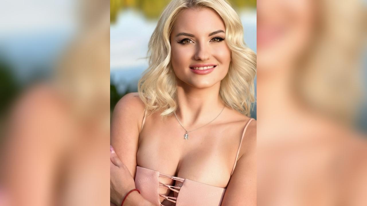 Webcam chat profile for SpicyBlonde25: Dancing