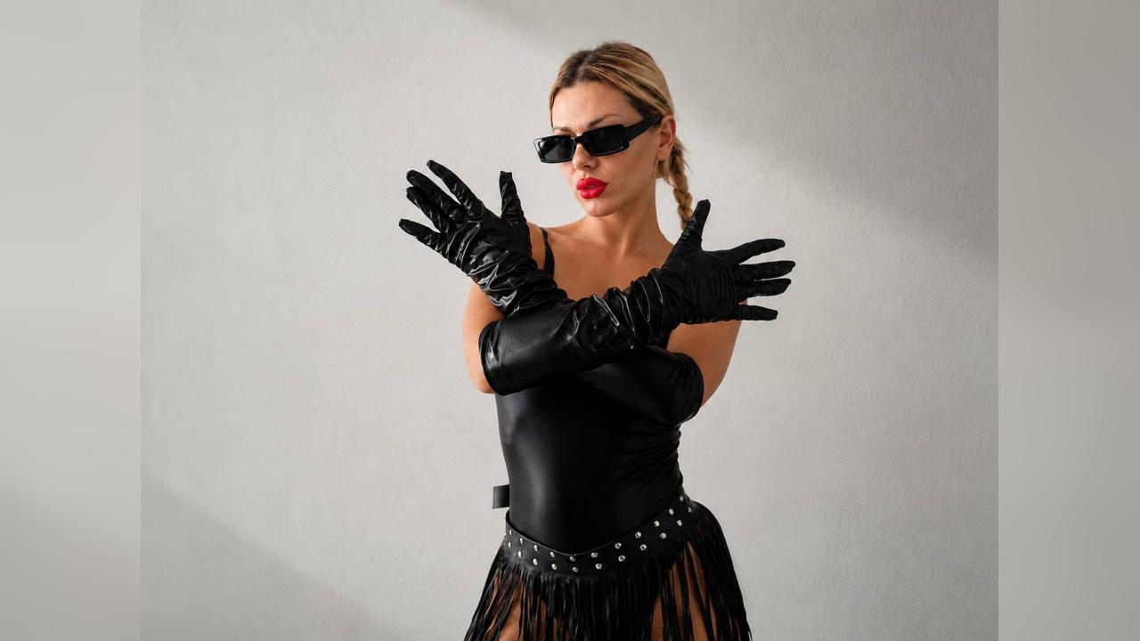 Webcam chat profile for 00BlondeFit00: Bondage & discipline