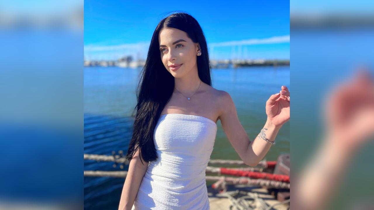 Webcam chat profile for ArabellaSky: Outfits