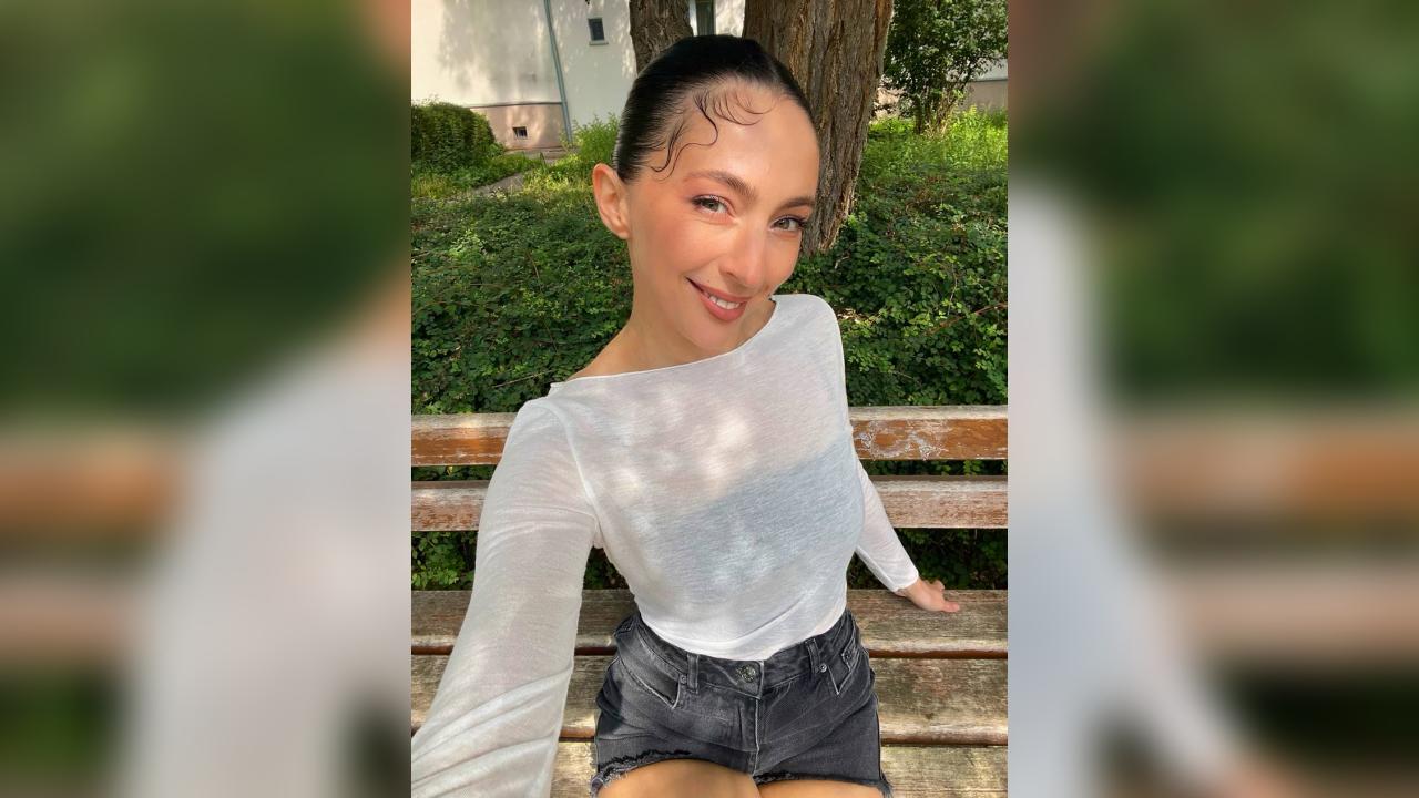 Webcam chat profile for Feniksa: Legs, feet & shoes