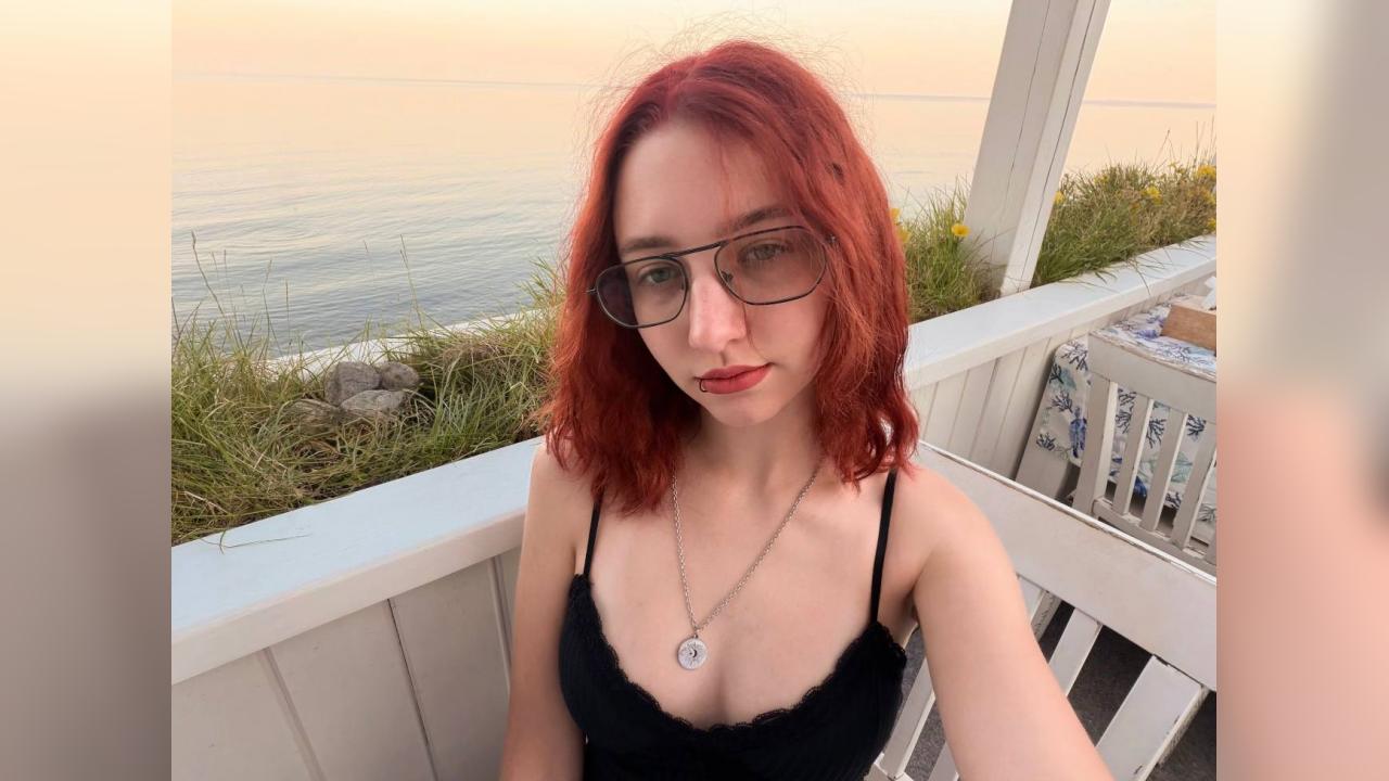 Webcam chat profile for GingerFox: Kissing
