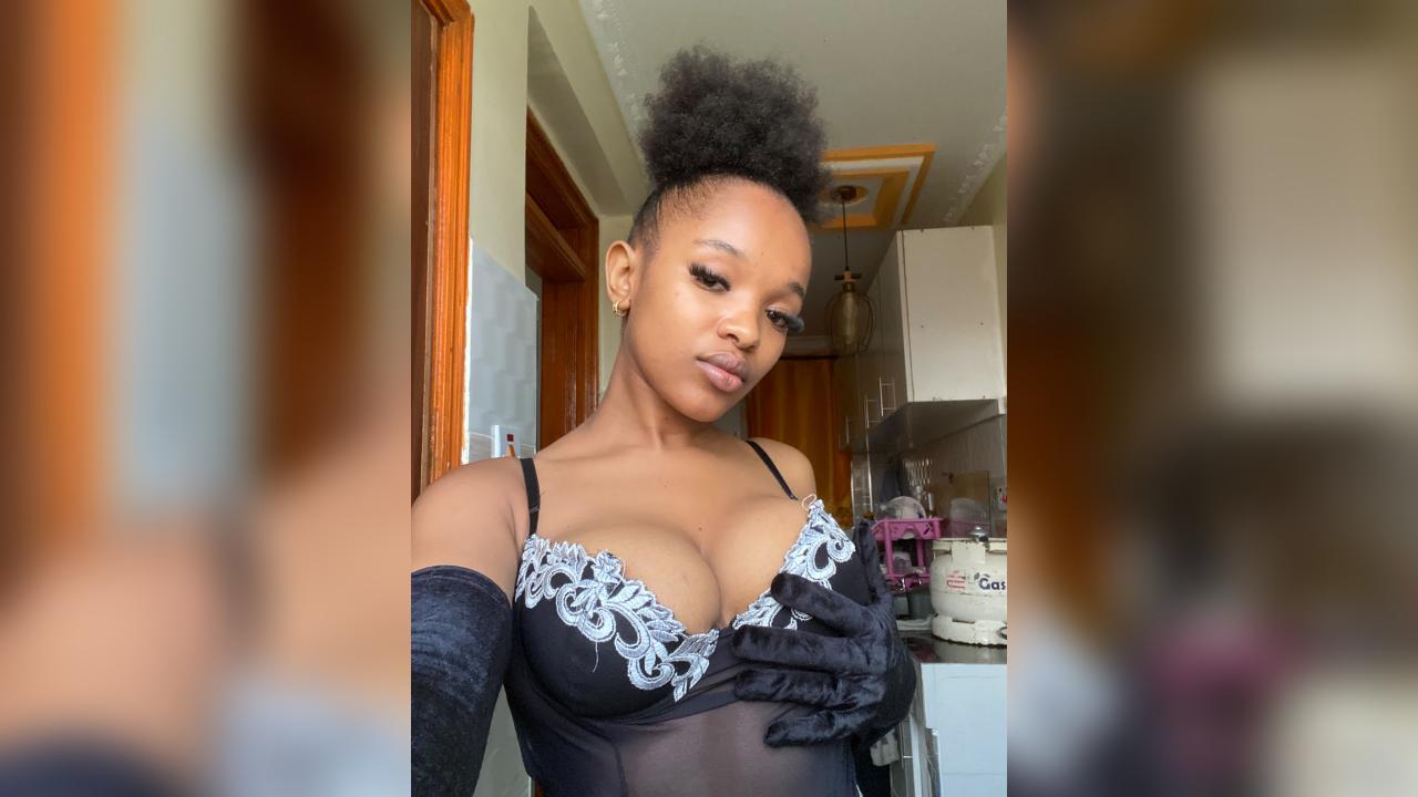 Webcam chat profile for CaramelElla: Toys