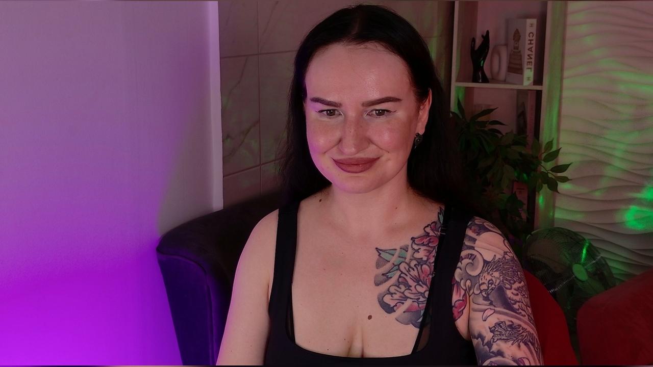 Webcam chat profile for LisaSin: Kissing