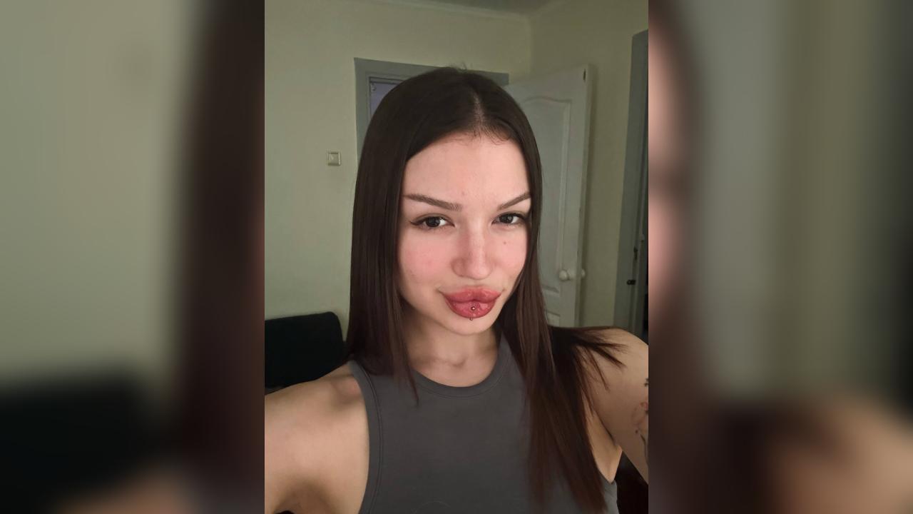 Webcam chat profile for LittleBerry: Outfits