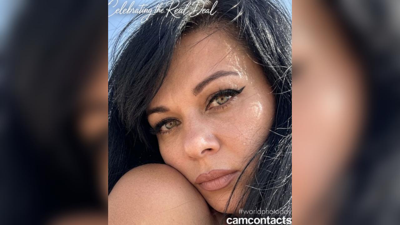 Webcam chat profile for QueenWinds: Smoking