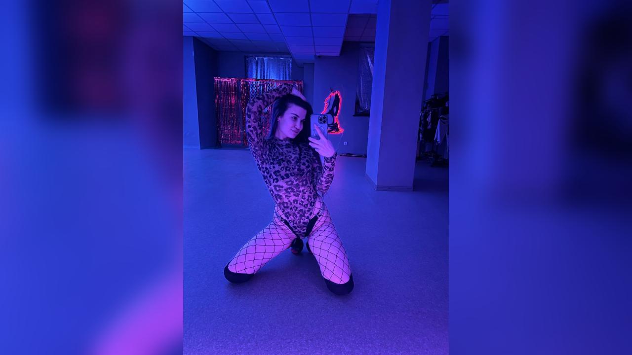 Webcam chat profile for FlirtDoll: Outfits