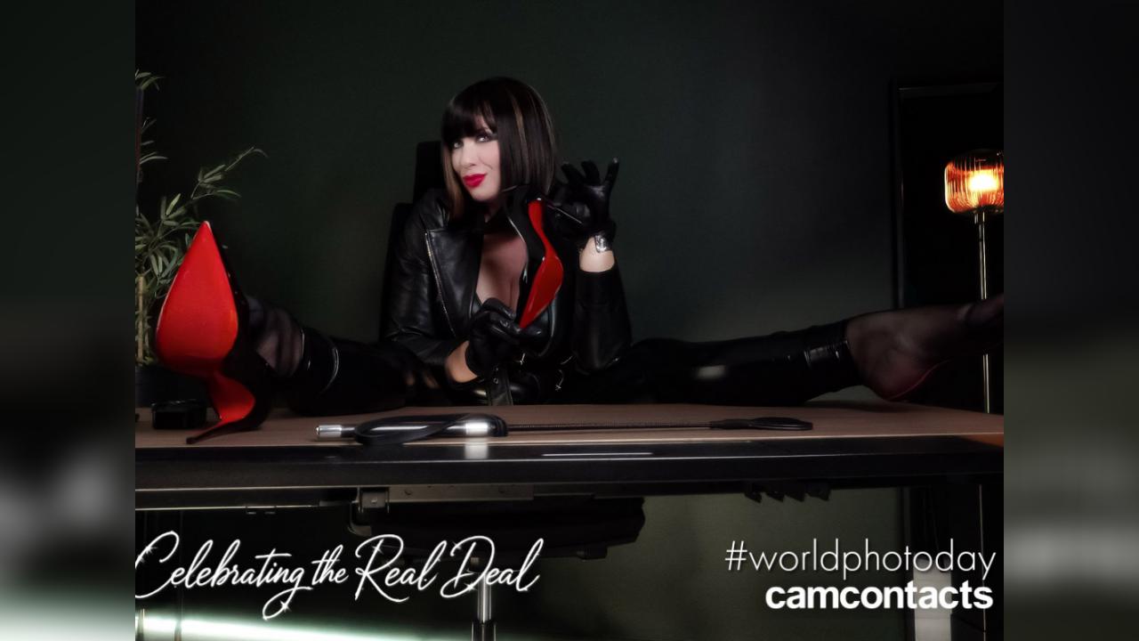 Webcam chat profile for LongestLegs: Leather