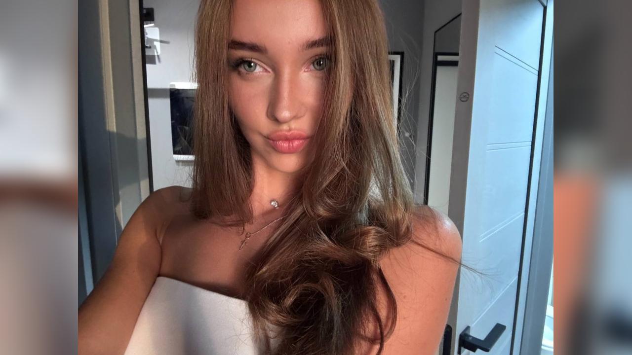 Webcam chat profile for CharmAndBeauty: Outfits