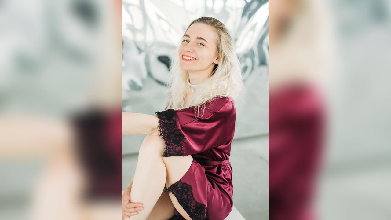 Webcam chat profile for Confession: Outfits