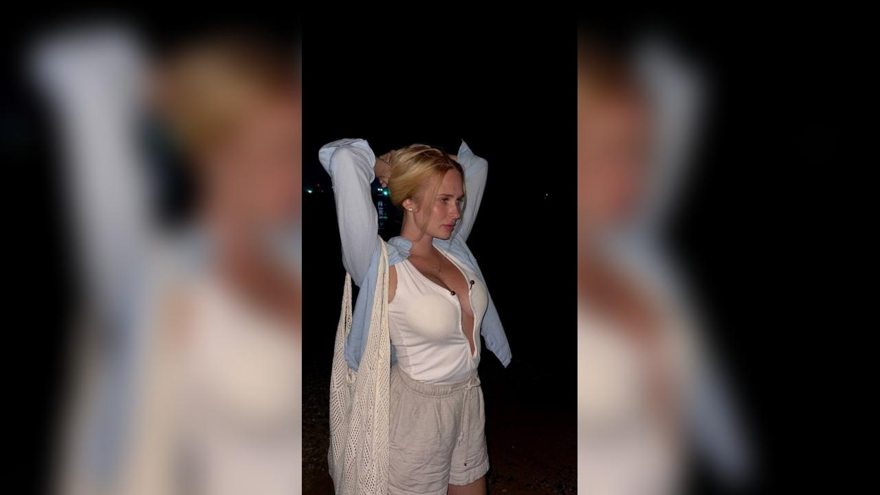 Webcam chat profile for MissLunar: Dancing