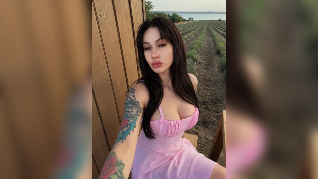 Webcam chat profile for Lunadarkkk98: Freckles