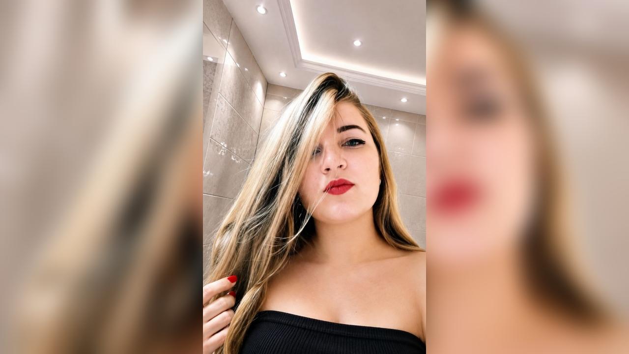 Webcam chat profile for ElizabethMeow: Kissing