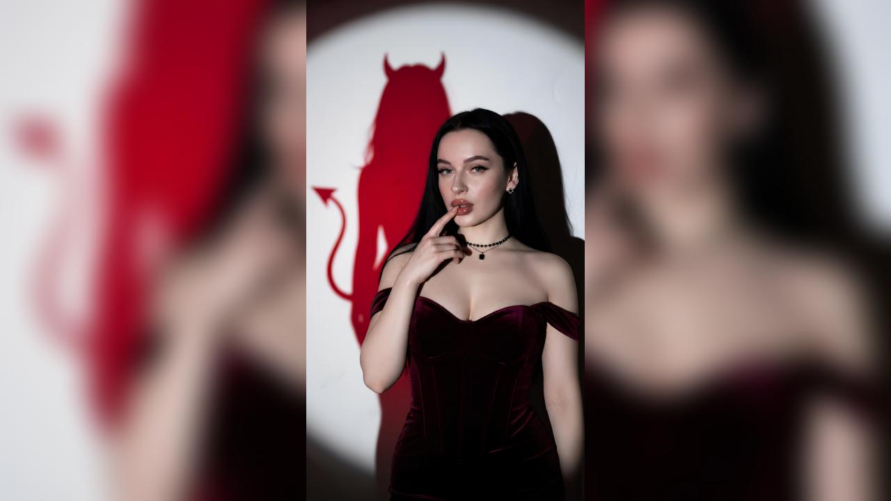 Webcam chat profile for JessieNice: Dominatrix