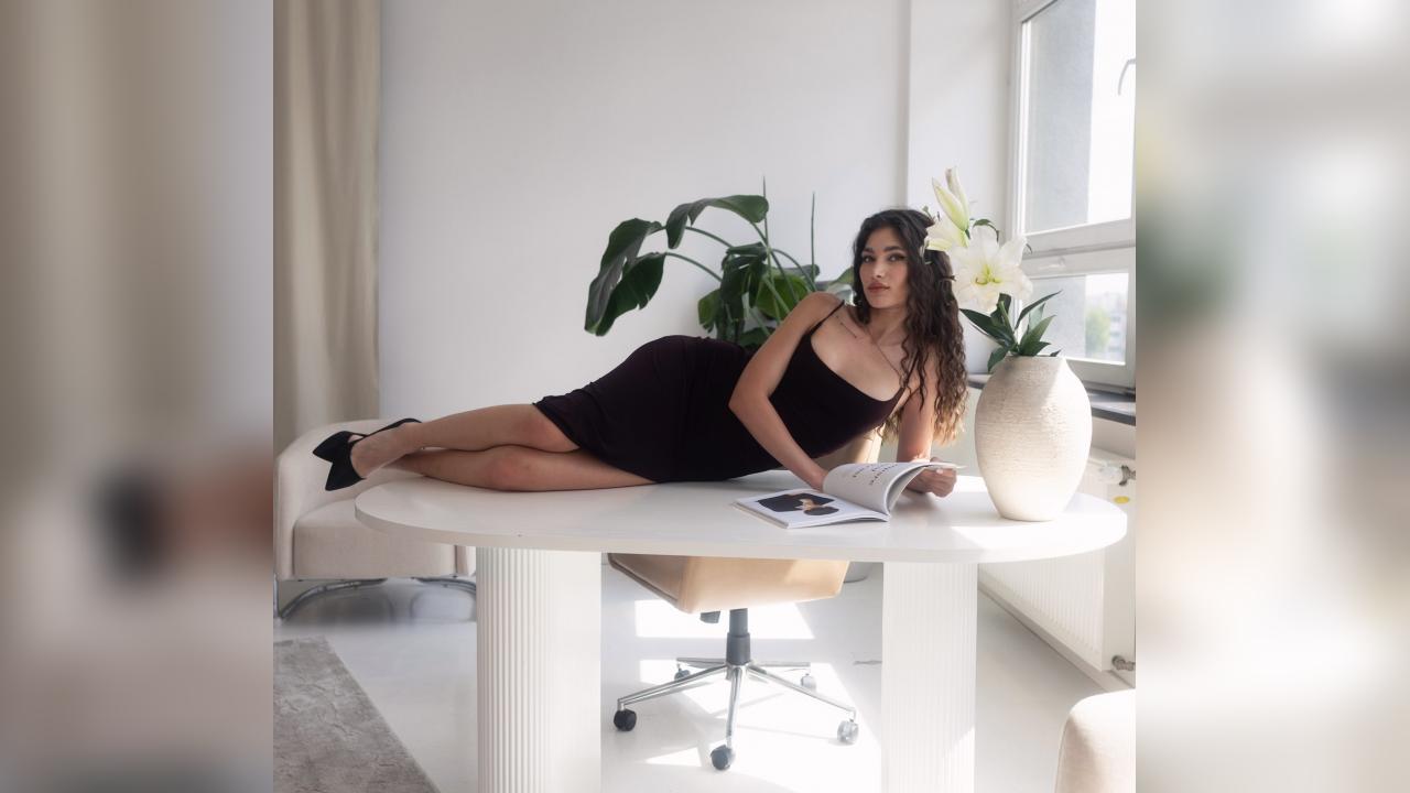 Webcam chat profile for Milanias: Latex & rubber